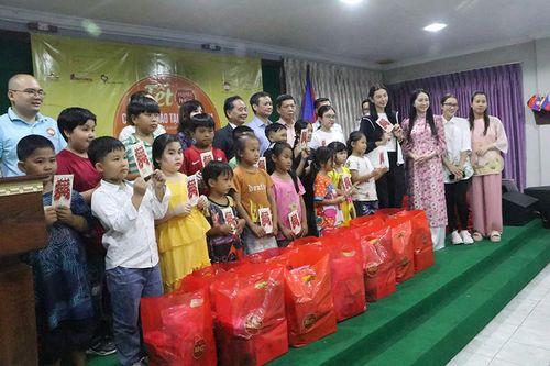 Mang Tết hạnh phúc đến với bà con người gốc Việt Nam tại Campuchia