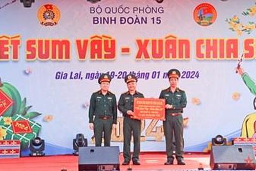 Viettel trao 200 suất quà tặng người dân ở biên giới tỉnh Gia Lai