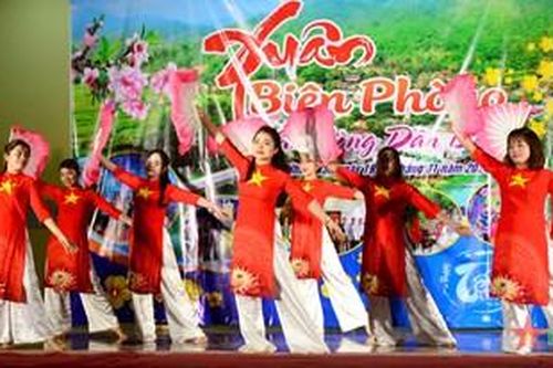 Ấm áp niềm vui 'Xuân Biên phòng ấm lòng dân bản'