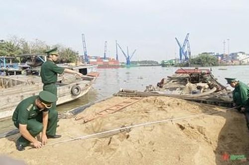 Bộ đội Biên phòng TP Hồ Chí Minh bắt giữ 2 đối tượng, 2 phương tiện chở cát trái phép tại sông Đồng Nai