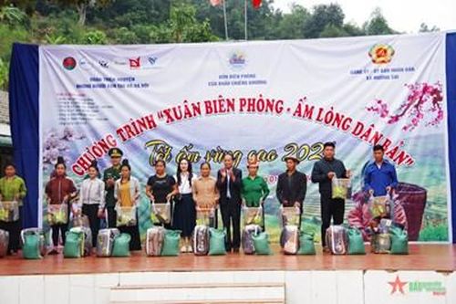 Sơn La: Những phần quà ý nghĩa nơi biên giới Chiềng Khương