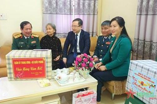 Đoàn công tác Bộ Quốc phòng thăm, chúc tết các gia đình chính sách tại tỉnh Quảng Ninh