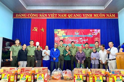 Mang 'Xuân yêu thương' đến với người dân có hoàn cảnh khó khăn