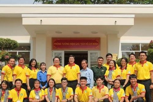 Thăm, tặng quà chiến sĩ 'Xuân Tình nguyện' tại đảo Thạnh An