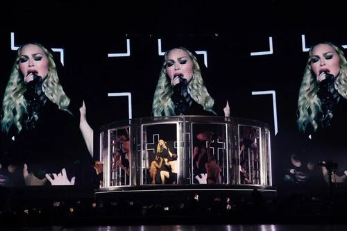 Madonna bị kiện vì diễn trễ giờ