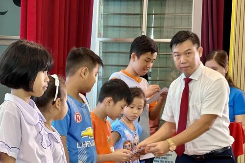Trao 210 triệu đồng học bổng cho học sinh nghèo tại Kiên Giang, Bình Thuận và TPHCM