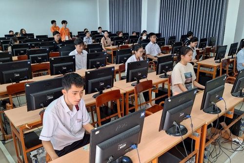 Gần 100 thí sinh dự thi Tin học Văn phòng tỉnh Thừa Thiên Huế