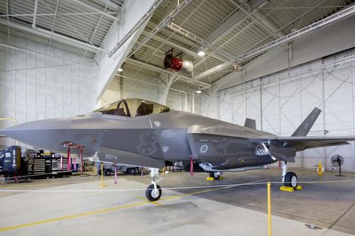 Chỉ vì đèn pin mà chiến đấu cơ F-35 thành đống đổ nát