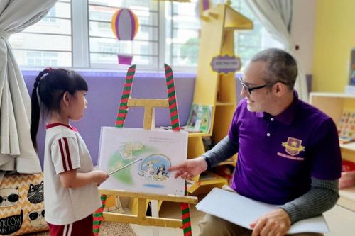 Cho trẻ mầm non làm quen tiếng Anh: Chênh lệch công - tư