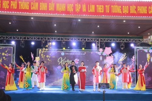 Lắng đọng Chương trình 'Xuân qua miền đất học' tại Trường THPT Cẩm Bình