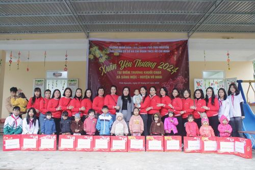 Mang xuân yêu thương đến học sinh dân tộc thiểu số ở vùng cao