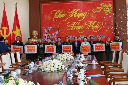 Bí thư Tỉnh ủy Quảng Ninh thăm, chúc Tết cán bộ, nhân dân khu vực biên giới