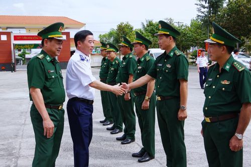 Bộ Tư lệnh Cảnh sát biển Việt Nam thăm, chúc Tết BĐBP Cà Mau