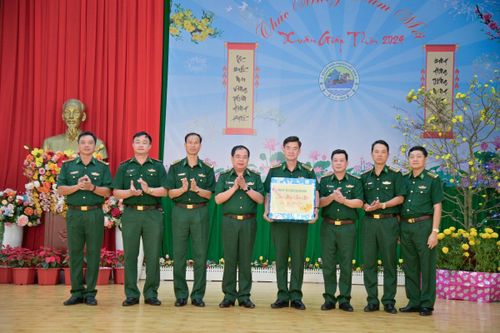 Thiếu tướng Phùng Quốc Tuấn thăm, chúc Tết, tặng quà cán bộ, chiến sĩ BĐBP Kiên Giang