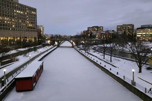 Sân trượt băng tự nhiên lớn nhất thế giới mở cửa trở lại ở Canada