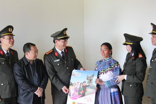 Công an tỉnh Lào Cai trao nhà tình nghĩa cho gia đình có hoàn cảnh đặc biệt khó khăn