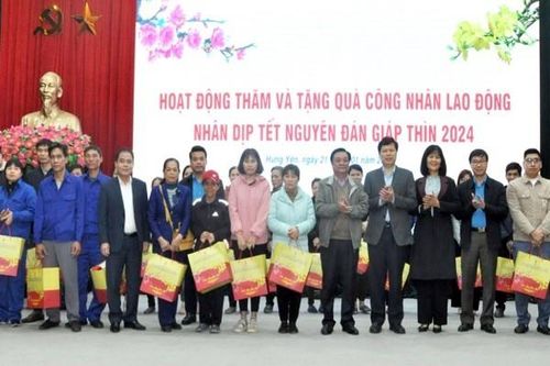 Bộ trưởng Lê Minh Hoan tặng quà công nhân lao động tại Hưng Yên
