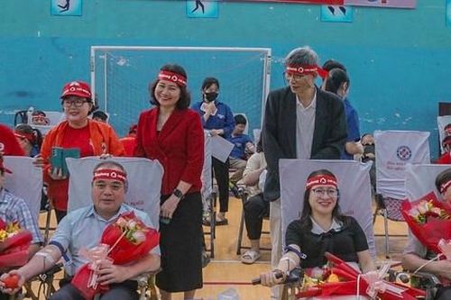 Lãnh đạo tỉnh Quảng Ngãi cùng cán bộ, đoàn viên thanh niên sôi nổi hiến máu Chủ Nhật Đỏ