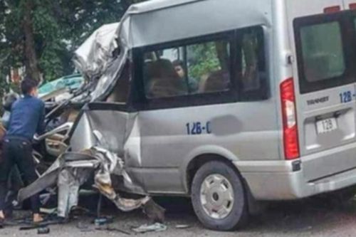 Ô tô chở thi thể đi hỏa táng gặp nạn, nhiều người bị thương