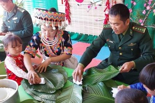 Lính quân hàm xanh tổ chức gói bánh chưng Tết cùng người dân và các em học sinh