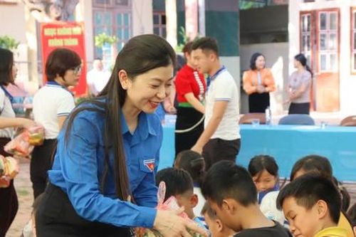 Tỉnh Đoàn Sơn La mang hơi ấm đến với học sinh vùng cao