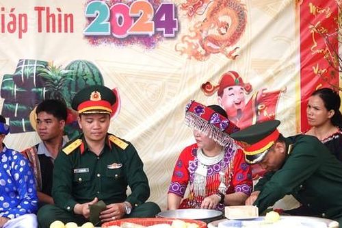 Ấm áp hình ảnh bộ đội cùng người dân vùng biên gói bánh chưng