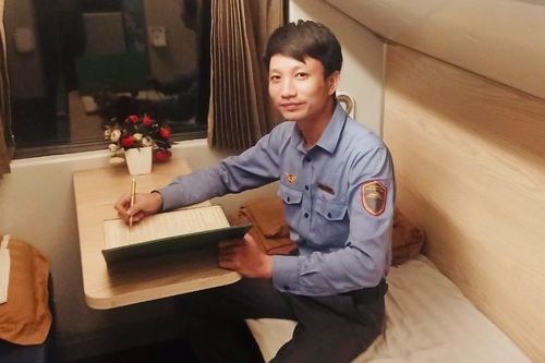 Nam tiếp viên kể phút giật mình thấy em bé nằm bên ngoài toa tàu đang chạy