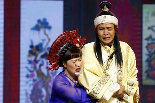 Thái Sơn hát 'Cắt đôi nỗi sầu', bị Vân Dung cưỡng hôn ở Gala Cười 2024