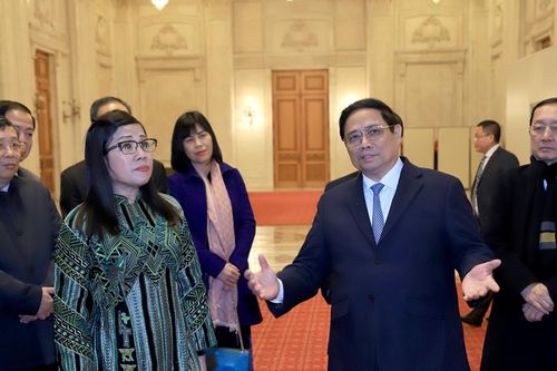 Thủ tướng Phạm Minh Chính tham quan Nhà Quốc hội Romania