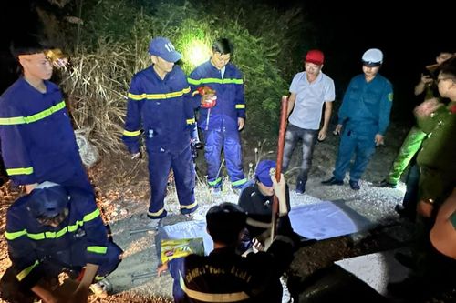 Xuyên đêm giải cứu 2 du khách kiệt sức, bị mắc kẹt trên núi ở Nha Trang