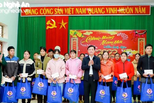 Over VND 135.5 billion donated to 'Tet for the Poor – Year of the Dragon 2024'