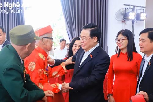 Chủ tịch Quốc hội Vương Đình Huệ tặng quà, chúc Tết gia đình người có công, hộ nghèo tại huyện Yên Thành