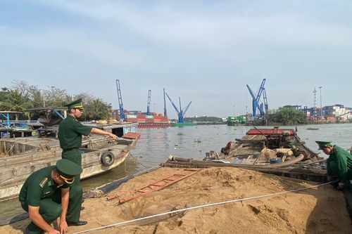 Bắt giữ 2 ghe tải hút cát trái phép trên sông