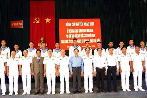 Phó Chủ tịch Quốc hội Nguyễn Khắc Định thăm, chúc Tết cán bộ, chiến sĩ Lữ đoàn 146