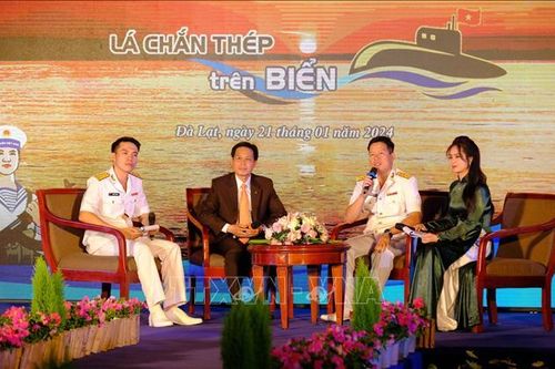 Học sinh, sinh viên Đà Lạt giao lưu với chiến sỹ Trung đoàn tàu ngầm 196