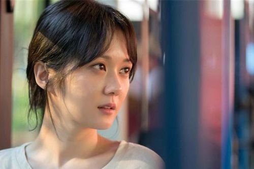 Thấy đôi tất cũ bị rách trong tủ quần áo của người yêu, tôi định vứt đi thì anh gào lên òa khóc
