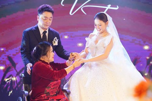 Mẹ Yanbi ngồi xe lăn, rưng rưng nước mắt trong đám cưới của con trai