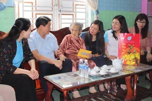 Lãnh đạo Hội LHPN Việt Nam tặng quà 'Tết yêu thương' xuân Giáp Thìn 2024 tại Ninh Thuận