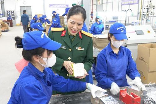 Nữ công nhân sản xuất pháo hoa - Những 'họa sĩ vẽ hoa lên trời' khi Tết đến, xuân về