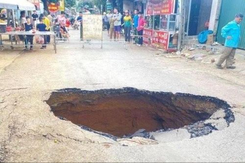 'Hố tử thần' xuất hiện ở Hòa Bình, nhiều hộ phải sơ tán