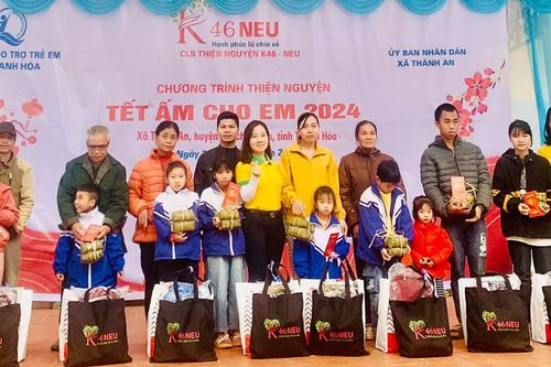 Trao quà tết cho trẻ em khó khăn xã Thành An (Thạch Thành)