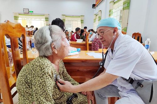 Hơn 400 người dân xã Bình Thạnh Đông được khám bệnh, cấp thuốc miễn phí và tặng quà Tết