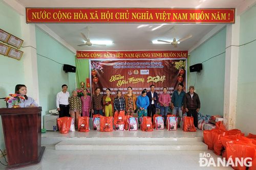 Trao quà Tết cho người dân xã Hòa Bắc