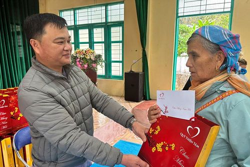Trao tặng 2.500 suất quà trị giá 1,5 tỷ đồng cho hộ nghèo, cận nghèo, hộ hoàn cảnh khó khăn