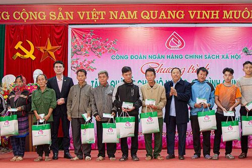 Tặng 300 suất quà tết cho hộ nghèo, gia đình chính sách huyện Nậm Pồ