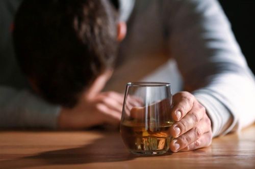 Bác sĩ trả lời: Đã từng nôn ra máu, cấp cứu do uống rượu bia, nếu nhậu tiếp có nguy hiểm không?
