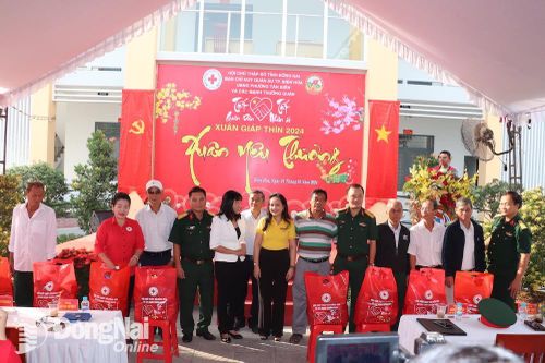 Tặng 200 phần quà trong chương trình Tết quân dân
