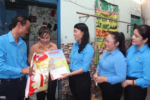 Thăm, tặng quà Tết cho công nhân lao động tại các khu nhà trọ ở Trảng Bom