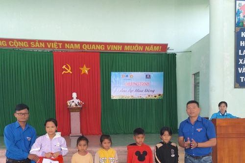 Tặng hơn 850 suất quà cho người nghèo và học sinh Gia Lai