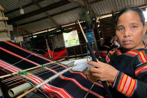 Kpă H'Nhing nặng lòng với nghề dệt thổ cẩm